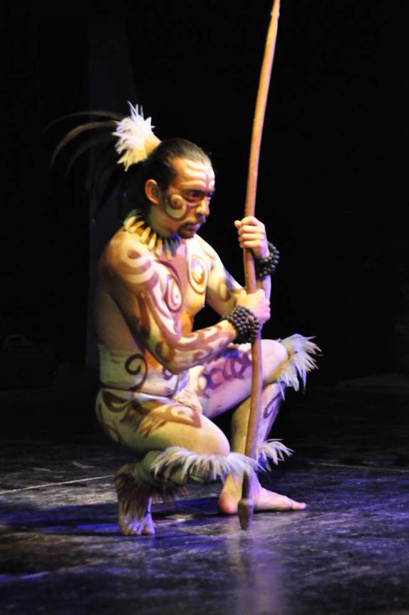 Artista demonstra como fazer pinturas típicas polinésias durante show em bar de Hanga Roa, única cidade na Ilha de Páscoa, ilha chilena no meio do Oceano Pacífico